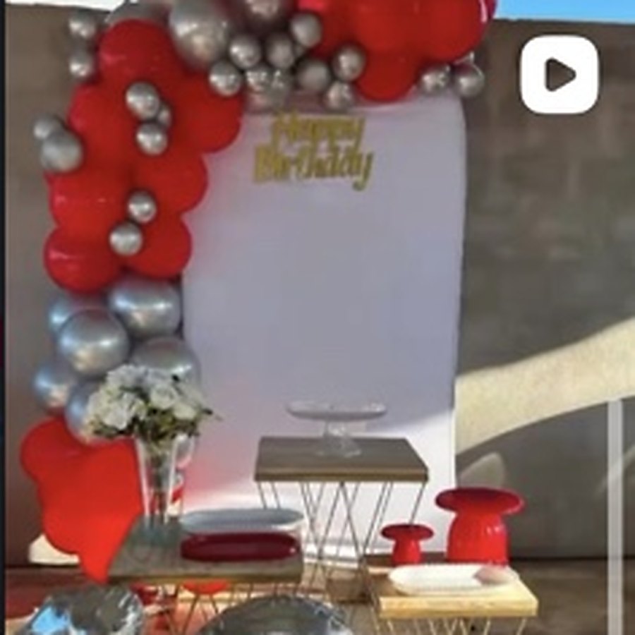 Decoração com balões em tons vermelhos e dourados
